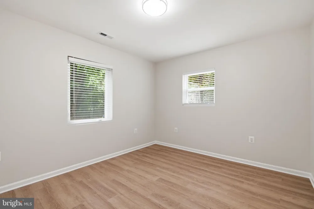 18 GRANDIN CIRCLE Rockville, MD 20851
