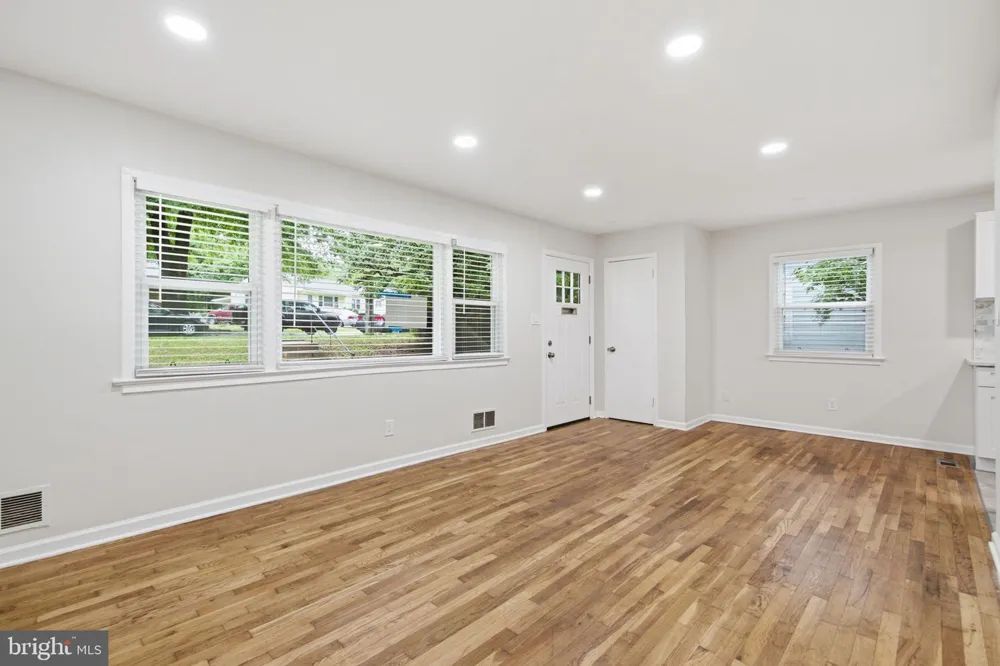 18 GRANDIN CIRCLE Rockville, MD 20851