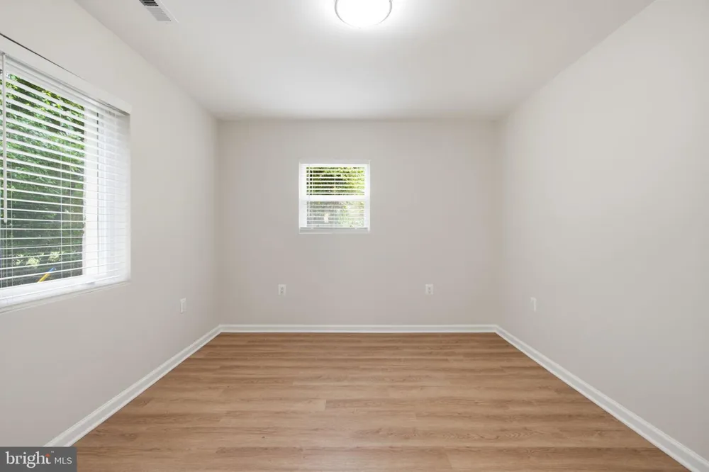 18 GRANDIN CIRCLE Rockville, MD 20851