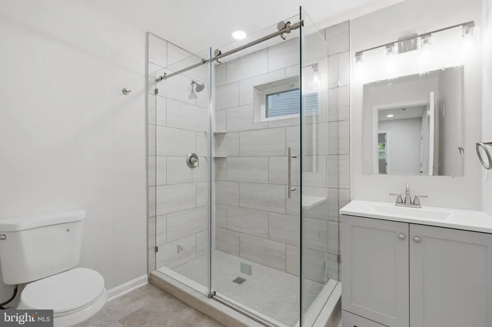 18 GRANDIN CIRCLE Rockville, MD 20851