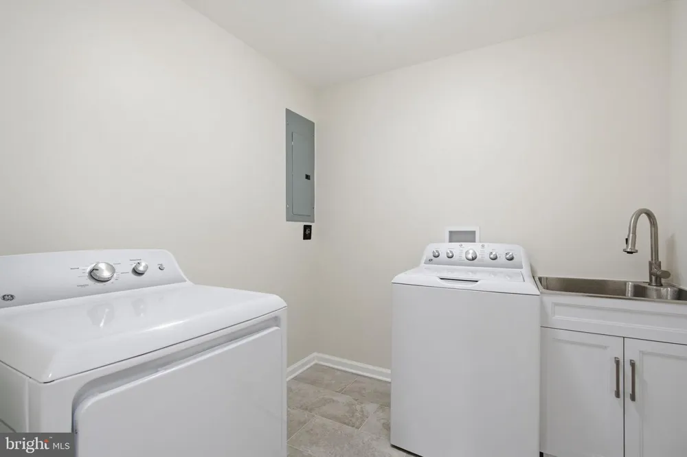18 GRANDIN CIRCLE Rockville, MD 20851