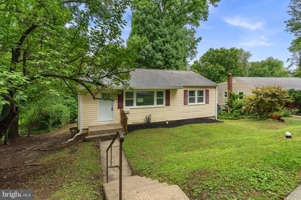 18 GRANDIN CIRCLE Rockville, MD 20851