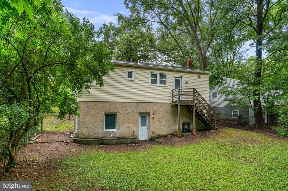 18 GRANDIN CIRCLE Rockville, MD 20851