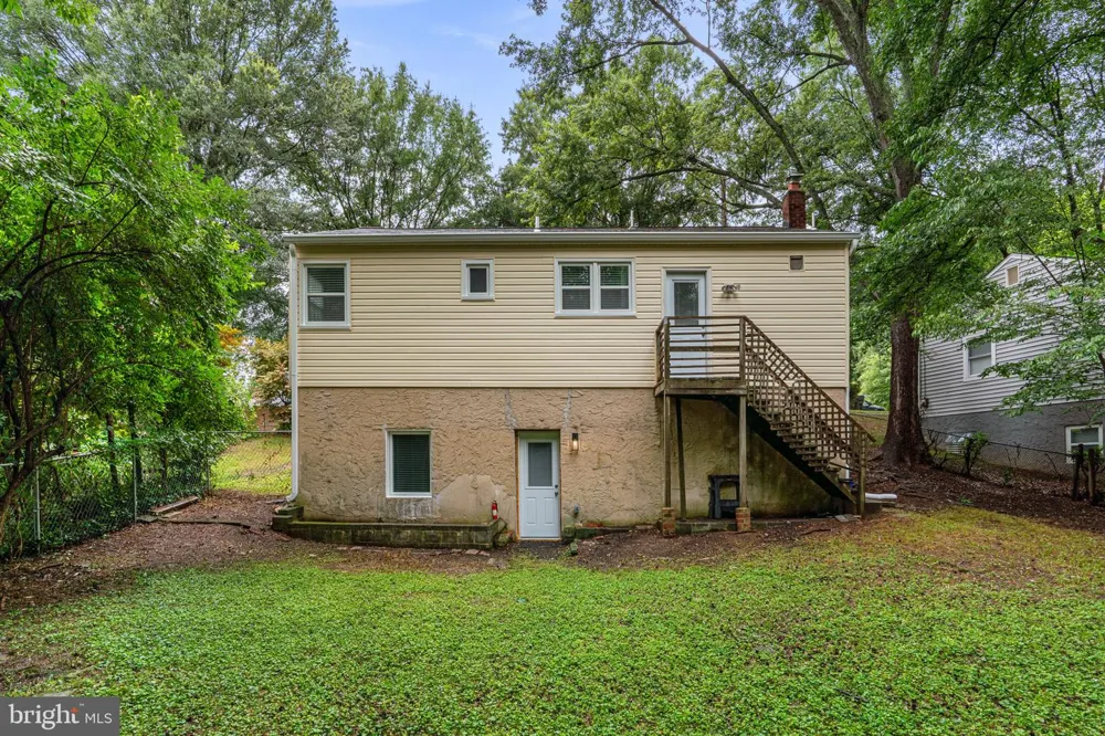 18 GRANDIN CIRCLE Rockville, MD 20851