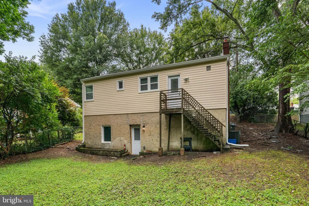 18 GRANDIN CIRCLE Rockville, MD 20851