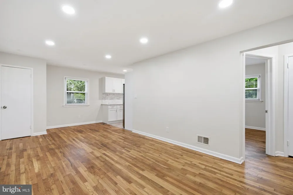 18 GRANDIN CIRCLE Rockville, MD 20851