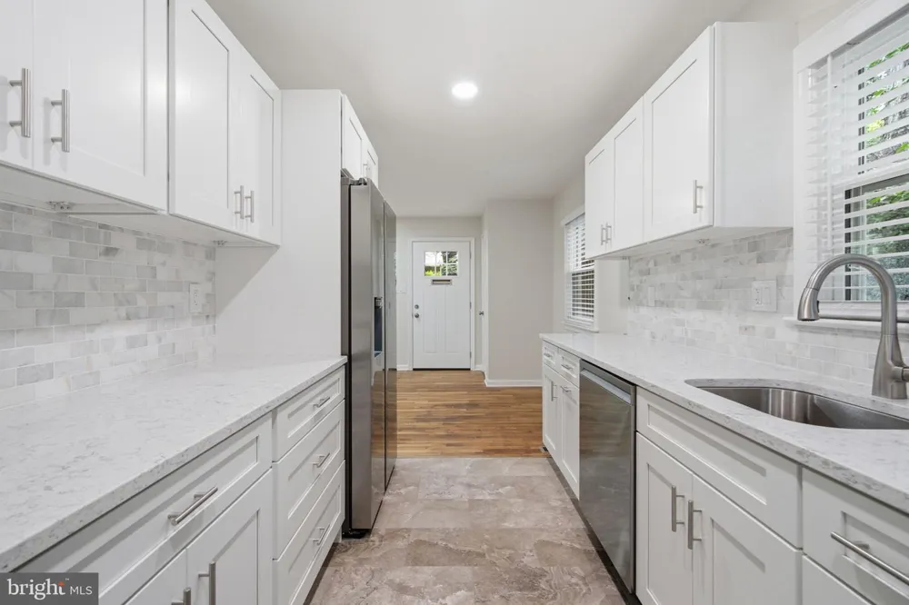 18 GRANDIN CIRCLE Rockville, MD 20851