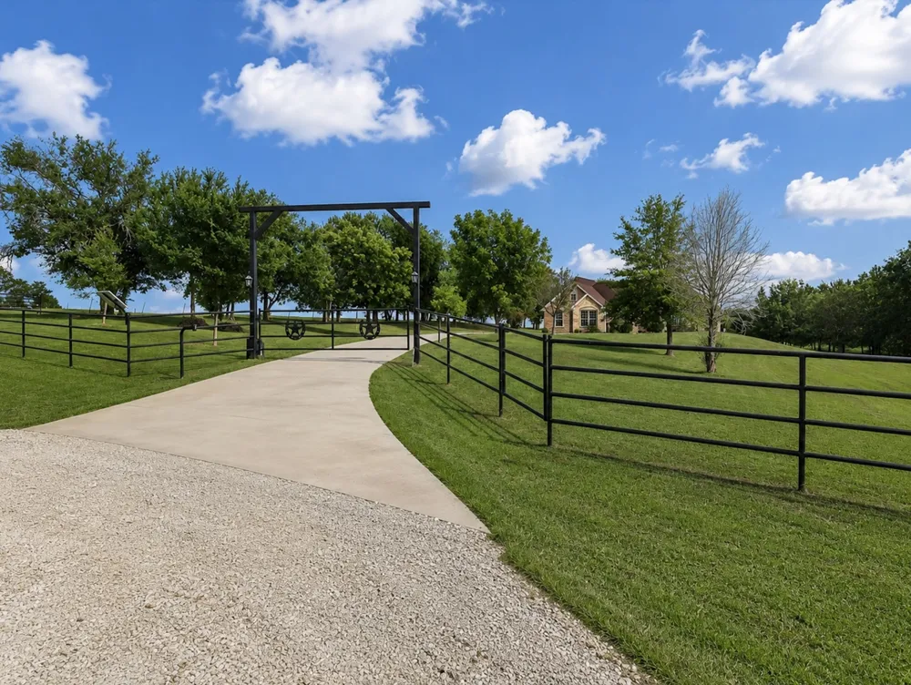 16900 County Road 706 Leonard, TX 75452