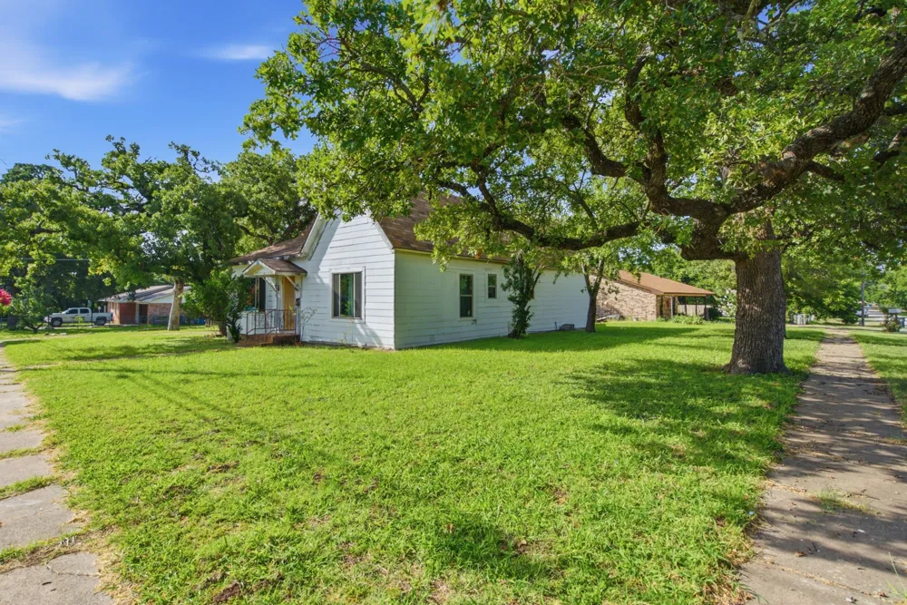 324 W Ross Avenue De Leon, TX 76444