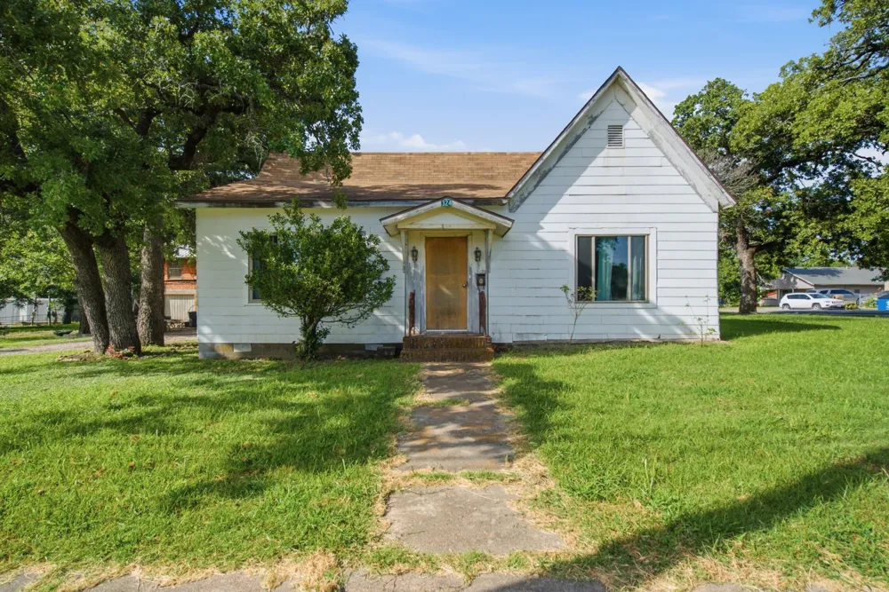 324 W Ross Avenue De Leon, TX 76444