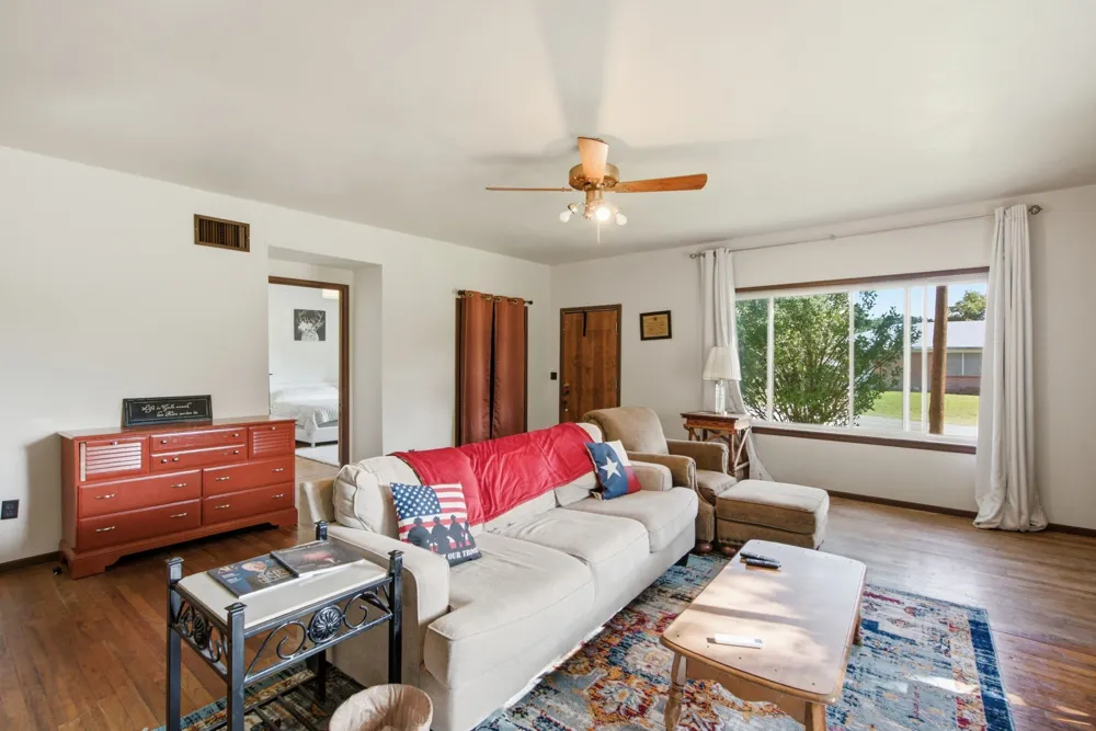 324 W Ross Avenue De Leon, TX 76444