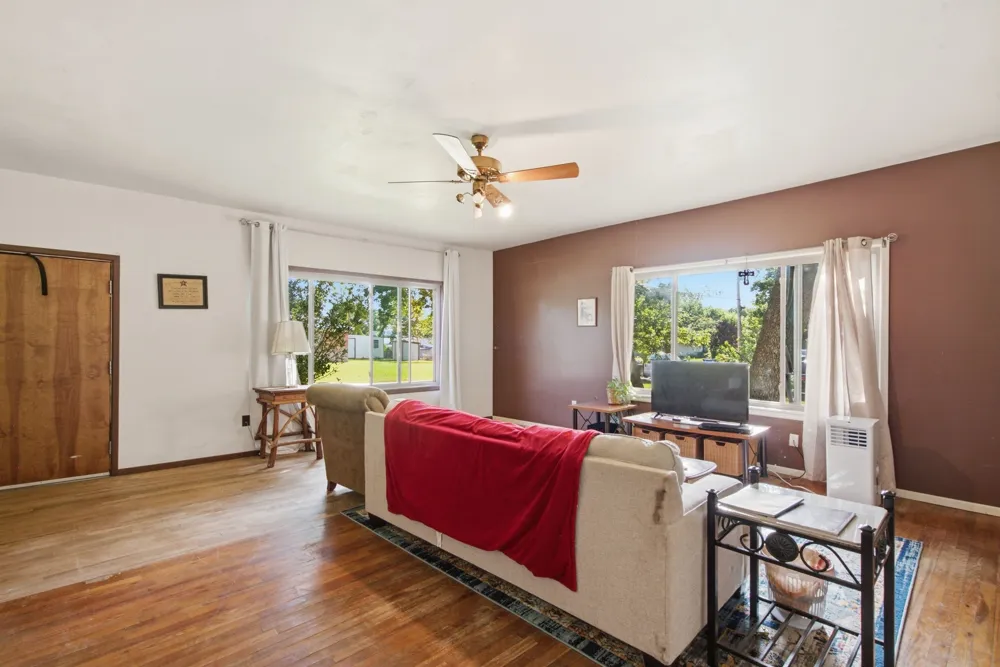 324 W Ross Avenue De Leon, TX 76444