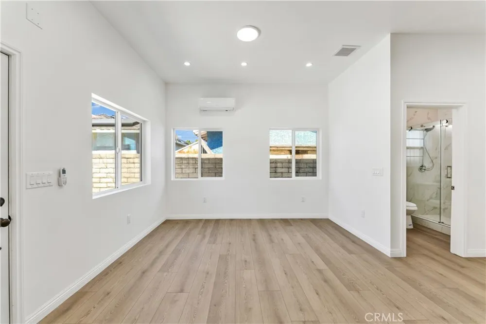 656 E I Ontario, CA 91764