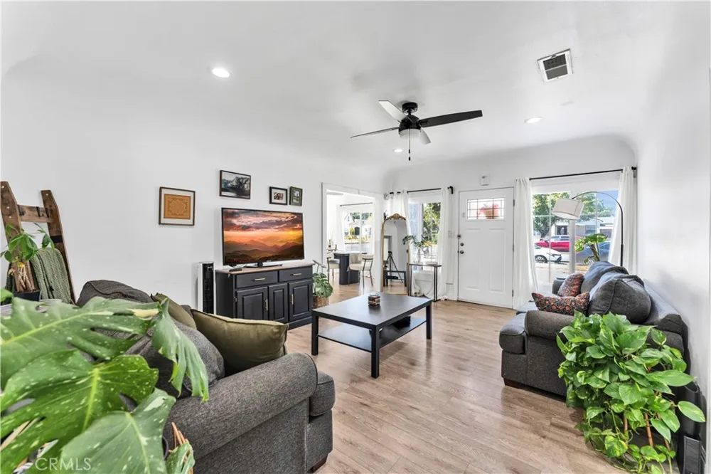 656 E I Ontario, CA 91764