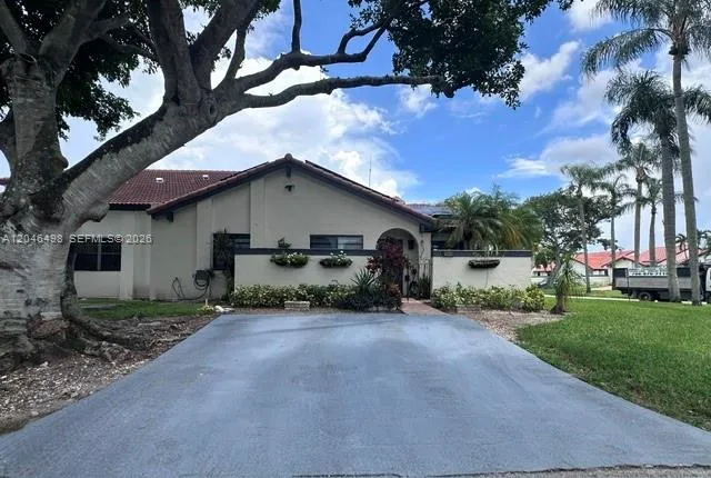 6633 NW 178th Ter Hialeah, FL 33015