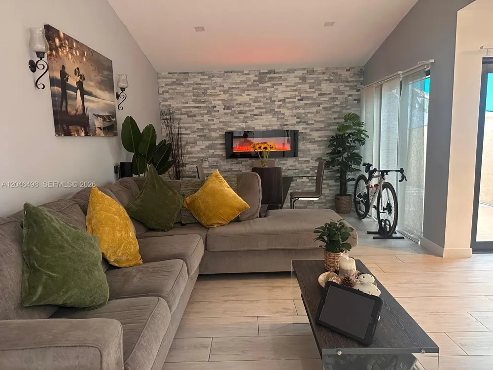 6633 NW 178th Ter Hialeah, FL 33015