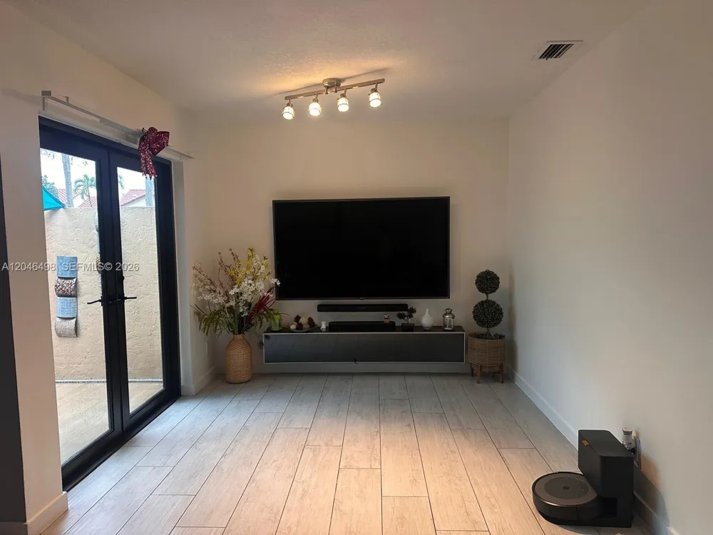 6633 NW 178th Ter Hialeah, FL 33015