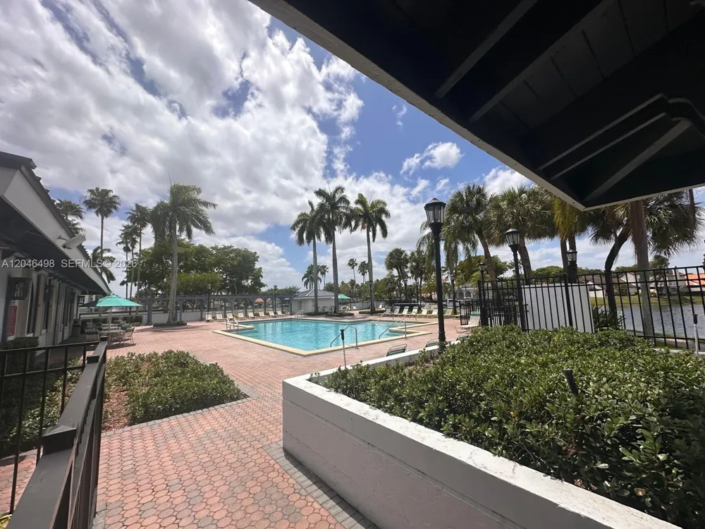 6633 NW 178th Ter Hialeah, FL 33015