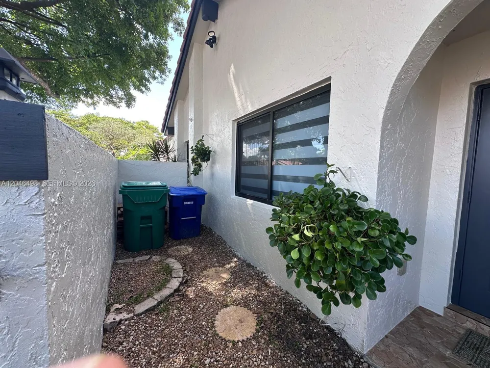 6633 NW 178th Ter Hialeah, FL 33015
