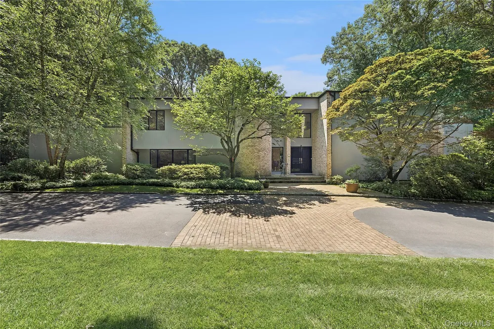 17 Danton Lane Locust Valley, NY 11560