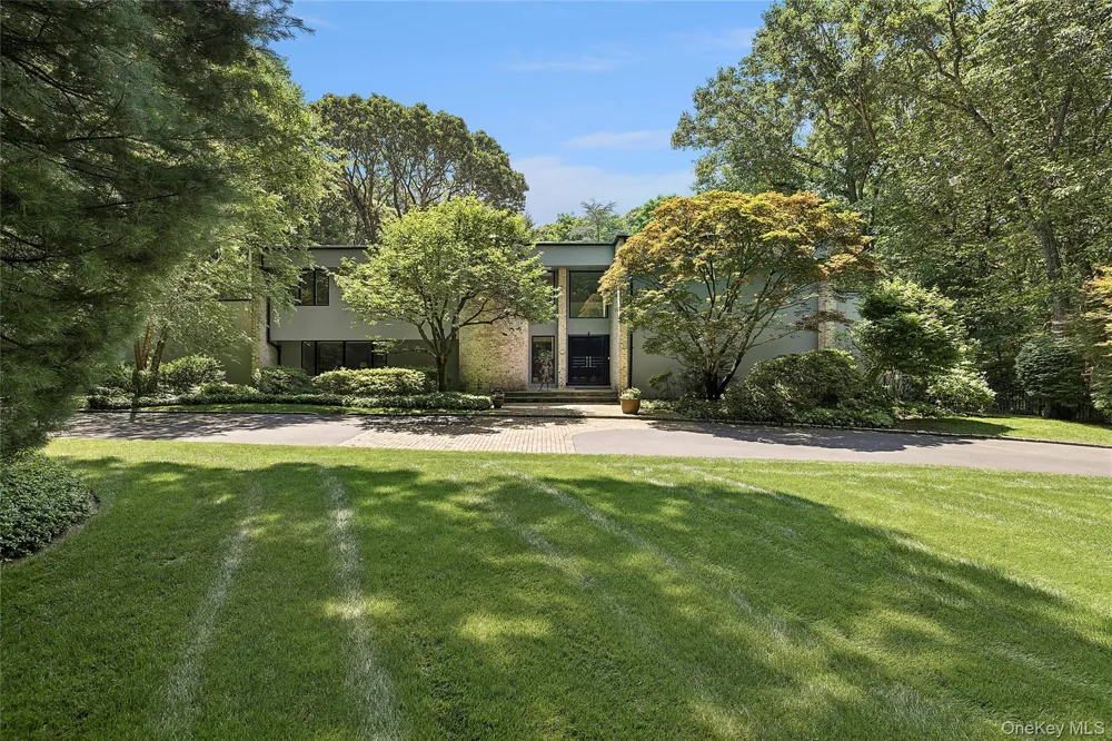 17 Danton Lane Locust Valley, NY 11560