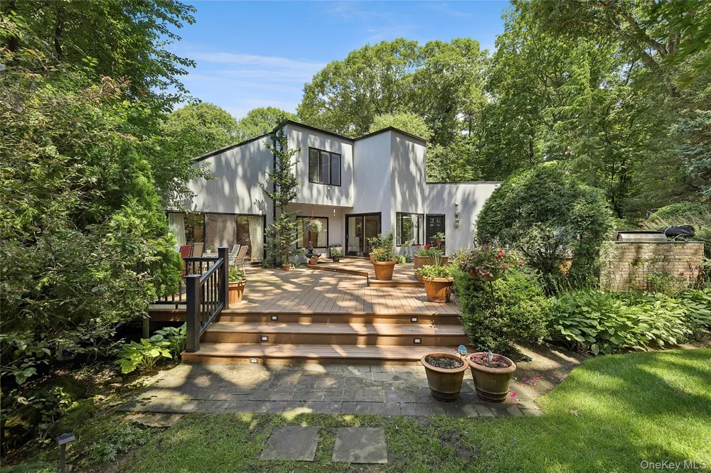 17 Danton Lane Locust Valley, NY 11560