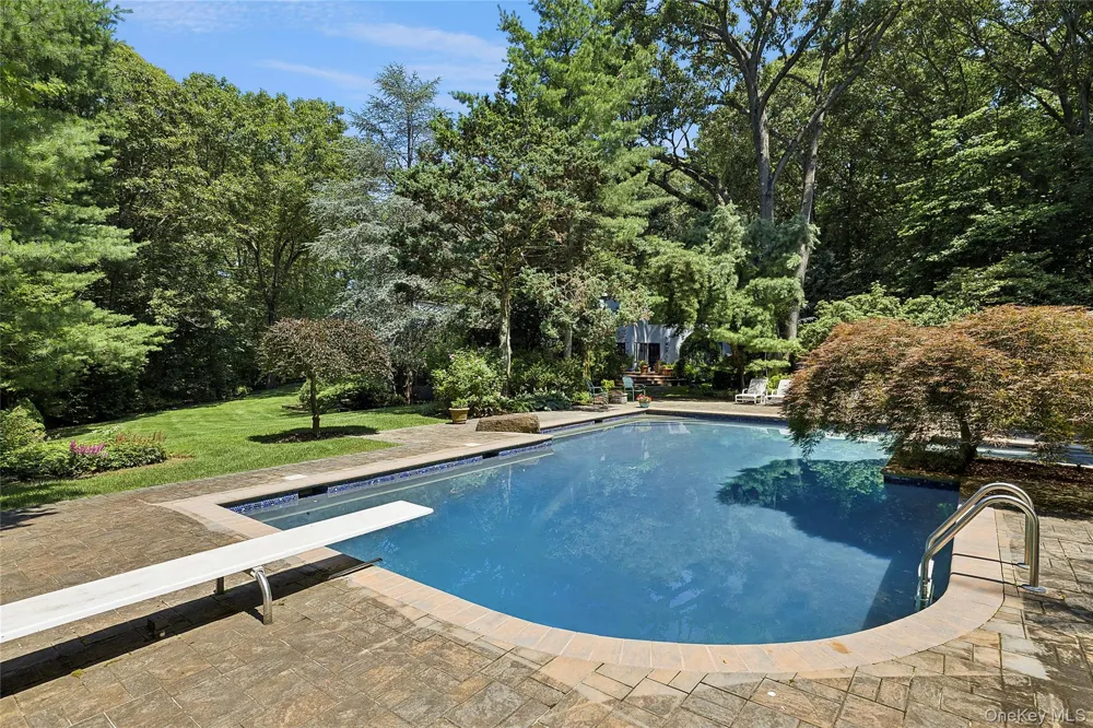 17 Danton Lane Locust Valley, NY 11560