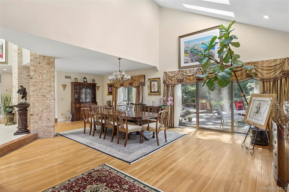 17 Danton Lane Locust Valley, NY 11560