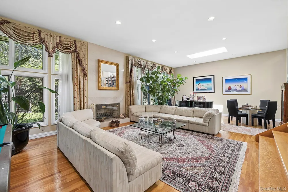 17 Danton Lane Locust Valley, NY 11560