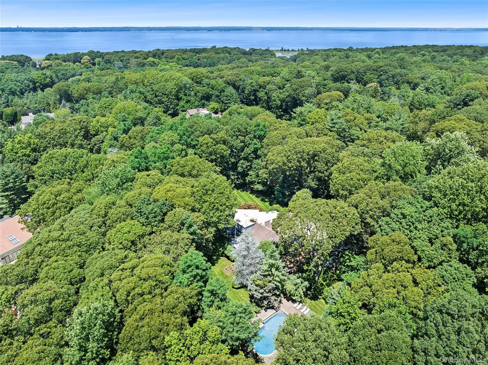 17 Danton Lane Locust Valley, NY 11560