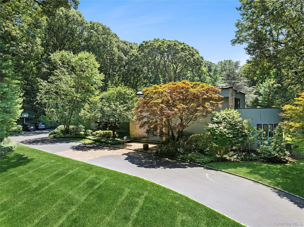 17 Danton Lane Locust Valley, NY 11560