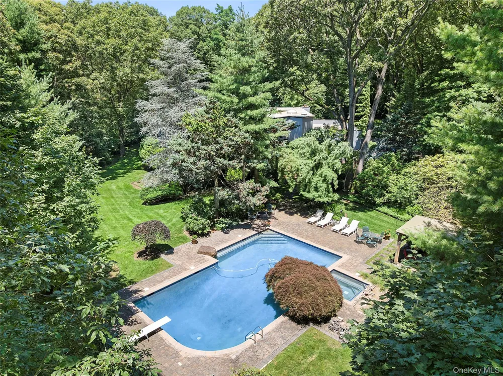 17 Danton Lane Locust Valley, NY 11560