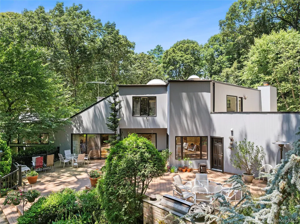 17 Danton Lane Locust Valley, NY 11560