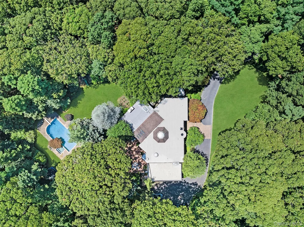 17 Danton Lane Locust Valley, NY 11560