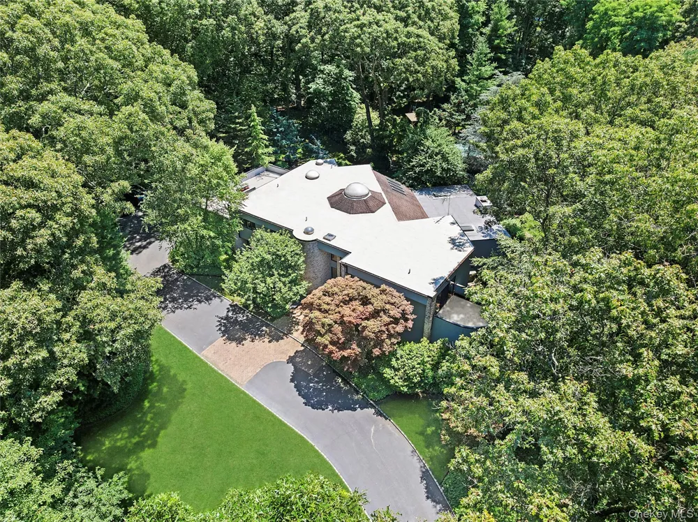 17 Danton Lane Locust Valley, NY 11560