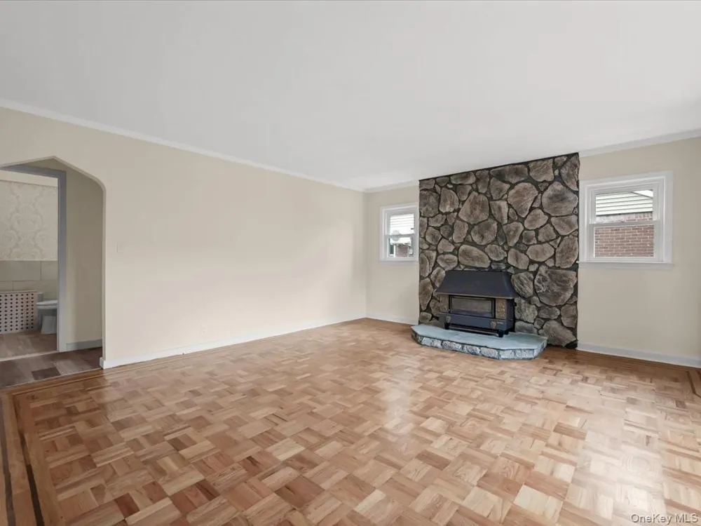 198 Canterbury Lynbrook, NY 11563
