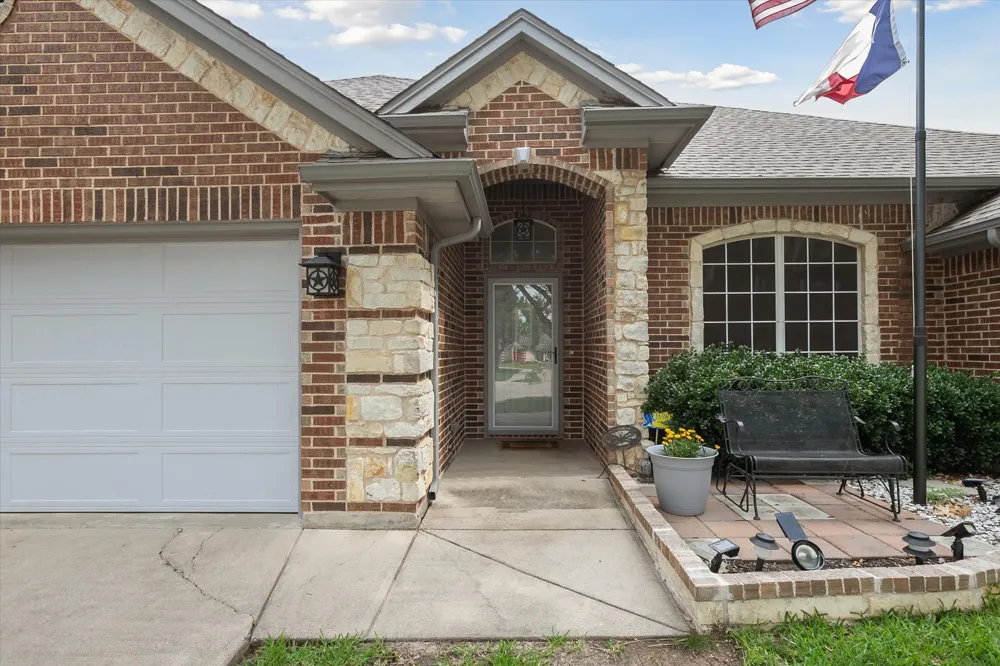 568 Willowview Drive Saginaw, TX 76179