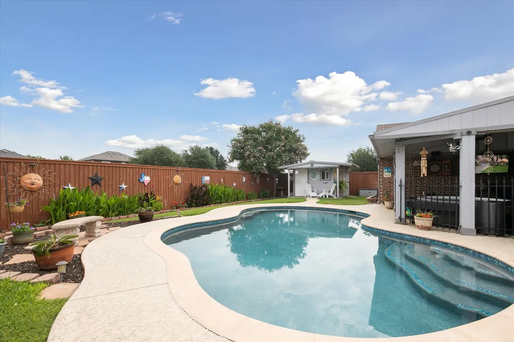 568 Willowview Drive Saginaw, TX 76179
