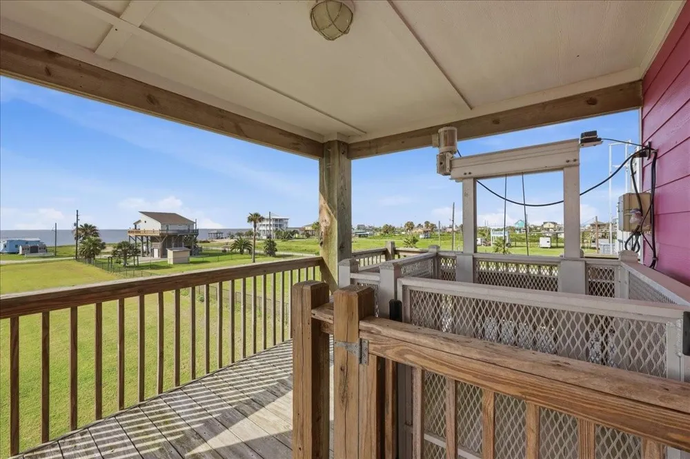 1008 Rollover Circle Gilchrist, TX 77617