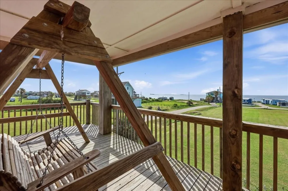 1008 Rollover Circle Gilchrist, TX 77617