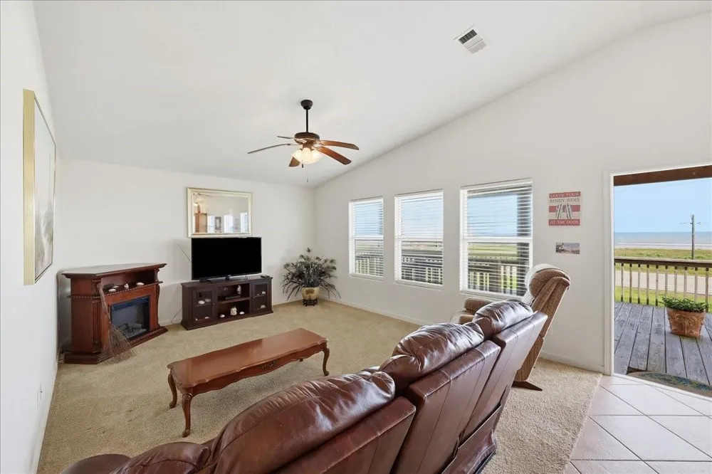 1008 Rollover Circle Gilchrist, TX 77617