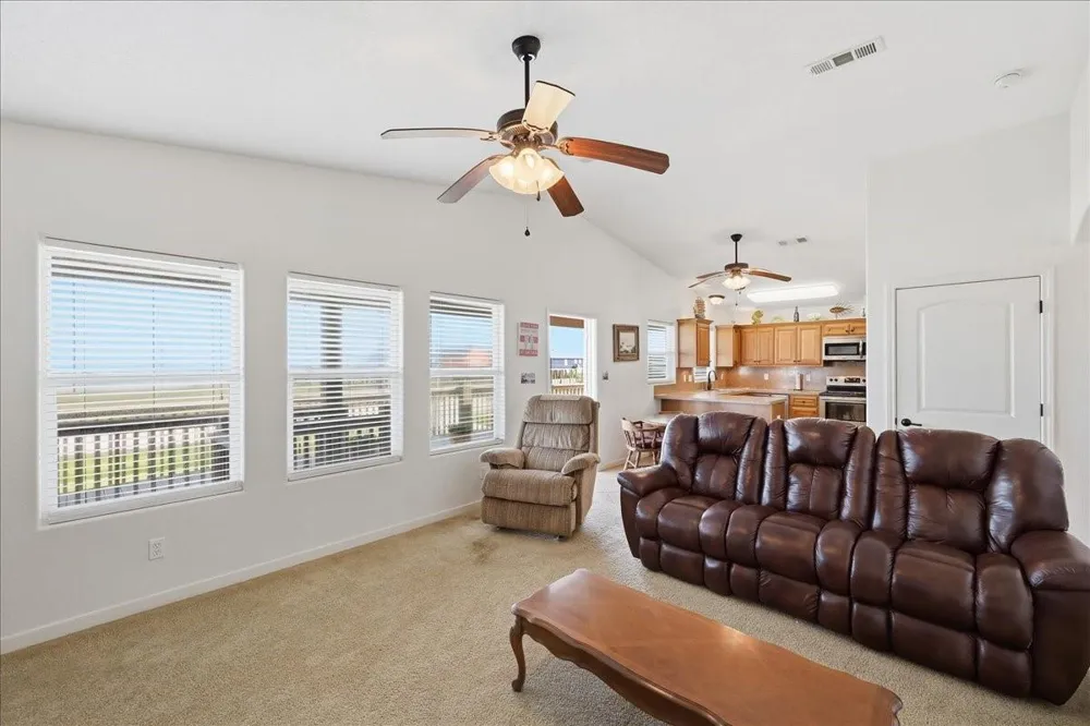 1008 Rollover Circle Gilchrist, TX 77617