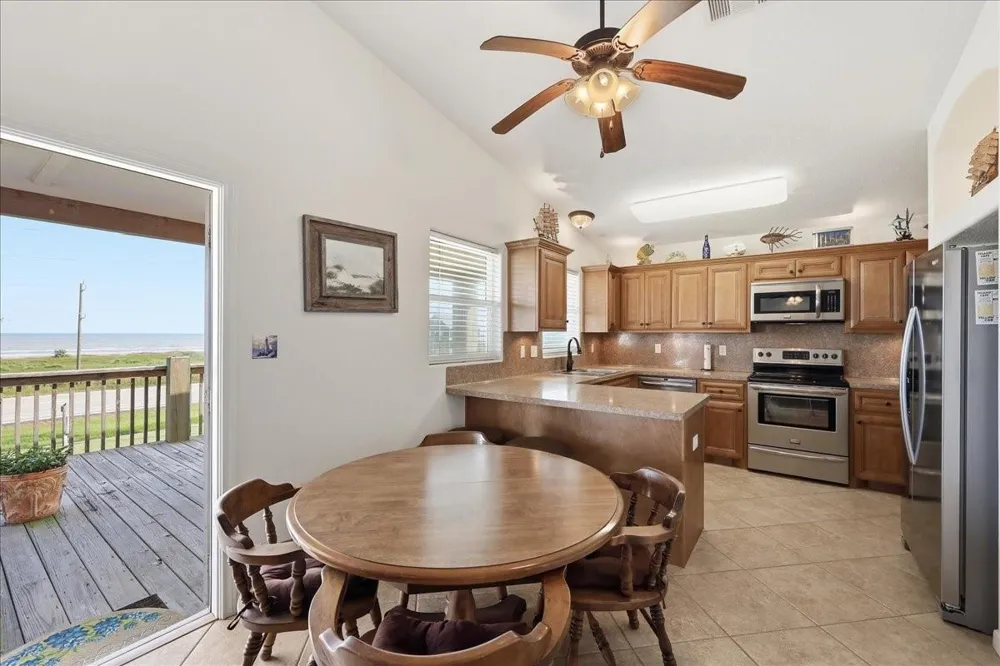 1008 Rollover Circle Gilchrist, TX 77617