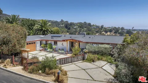 1090 El Medio Avenue