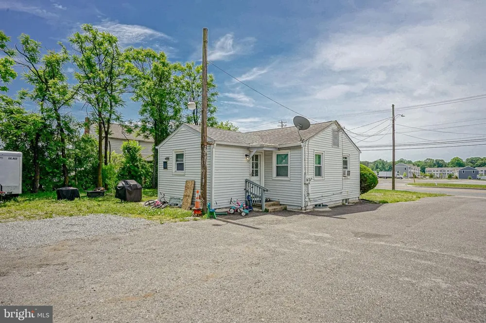 233 WHITE HORSE PIKE Clementon, NJ 08021