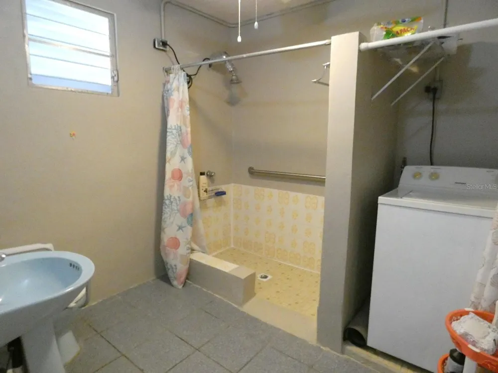 37 CALLE CORAL Vieques, PR 00765