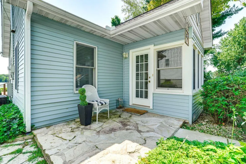 51479 Summit Street Paw Paw, MI 49079