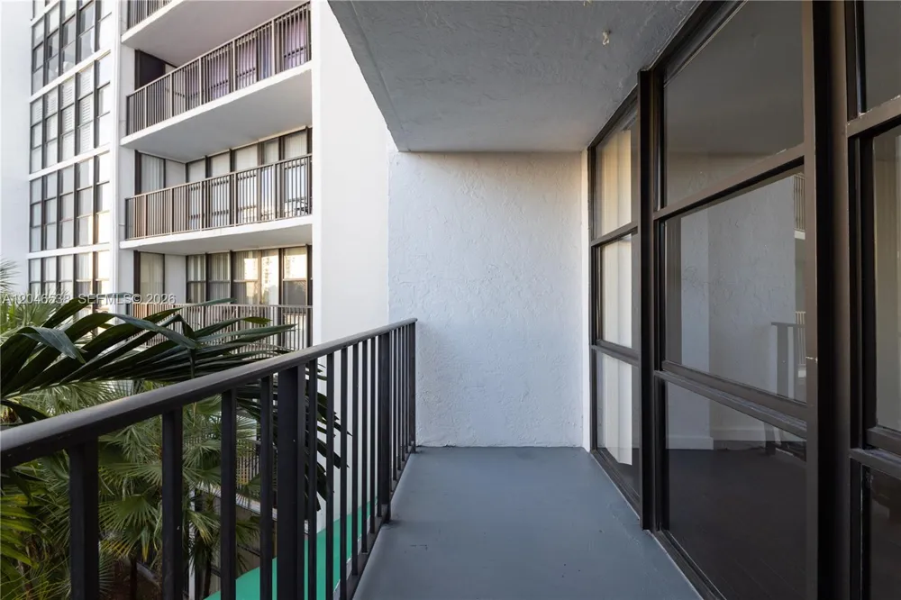 1000 Parkview Dr #302 Hallandale Beach, FL 33009