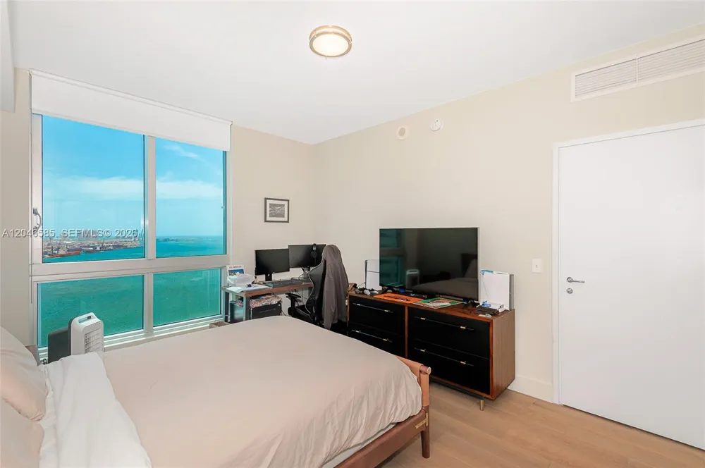 300 S Biscayne Blvd #T-2612 Miami, FL 33131