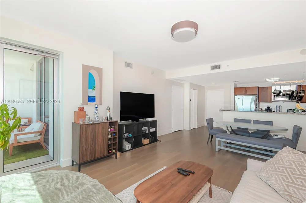 300 S Biscayne Blvd #T-2612 Miami, FL 33131